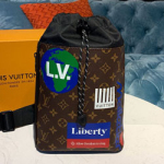 루이 비통 초크 슬링 백 M44625