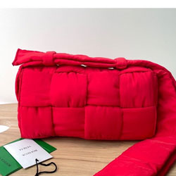 보테가베네타 벨트백 BV628951